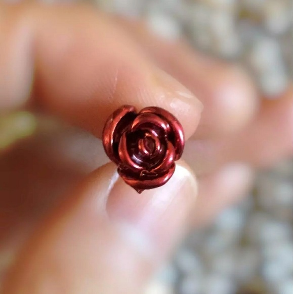 NWT Romance Rose Necklace - Picture 3 of 5